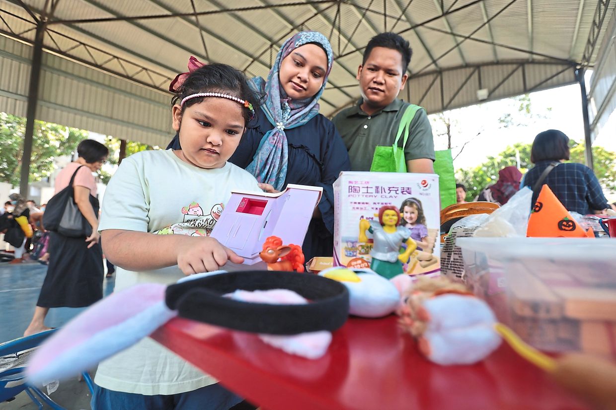 Azrul and his family at the Air Itam Free Market 6.0 at Pusat Penang2030.