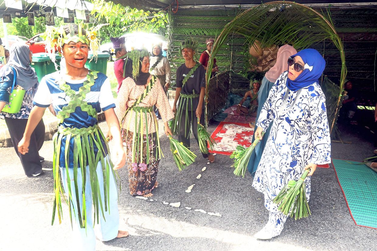 Semai community members dancing as they await visitors at the carnival.