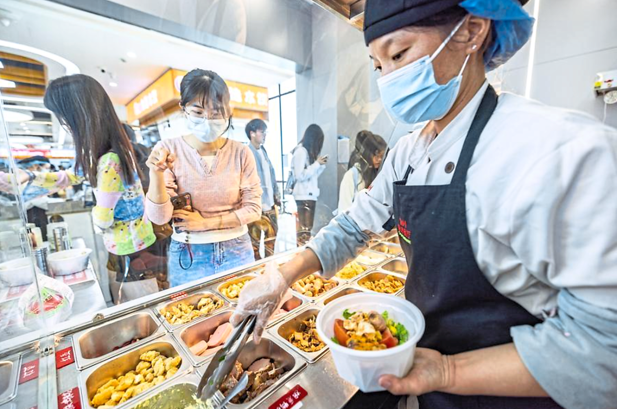 Light meals are provided at this canteen in Huzhou University in Huzhou, Zhejiang Province.