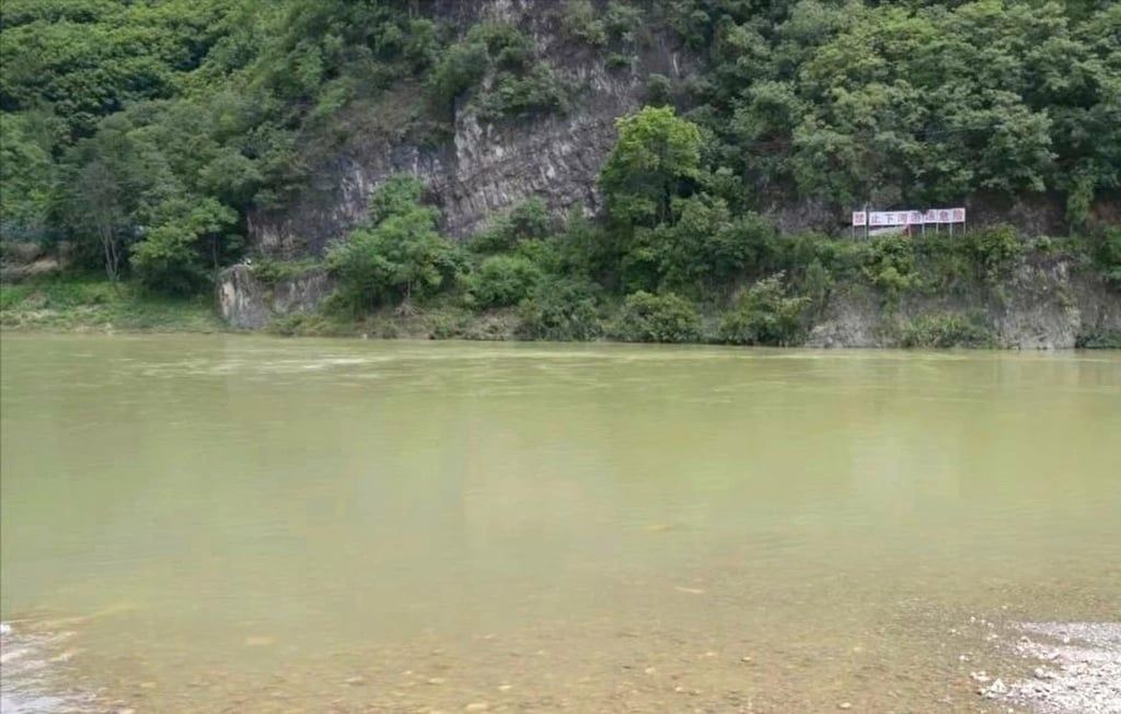 Jin Xiaowu lost his life at the scene — exhausted after rescuing two strangers, he was pulled under by the current and drowned. - Photo: ycwb.com