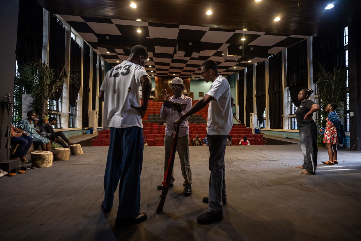 Nigerian writer Femi Osofisan (centre) instructs actors during a rehearsal of his play 'Medaaye' at the Wole Soyinka Theatre at the University of Ibadan. Photo: AFP