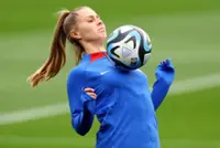 Soccer-Dutch midfielder Pelova joins Spurs after leaving Arsenal