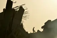 Venezuela quake toll tops 900, search intensifies for hundreds trapped