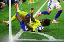 Soccer-Isak scolds Elanga for confusion over Sweden's second round qualification