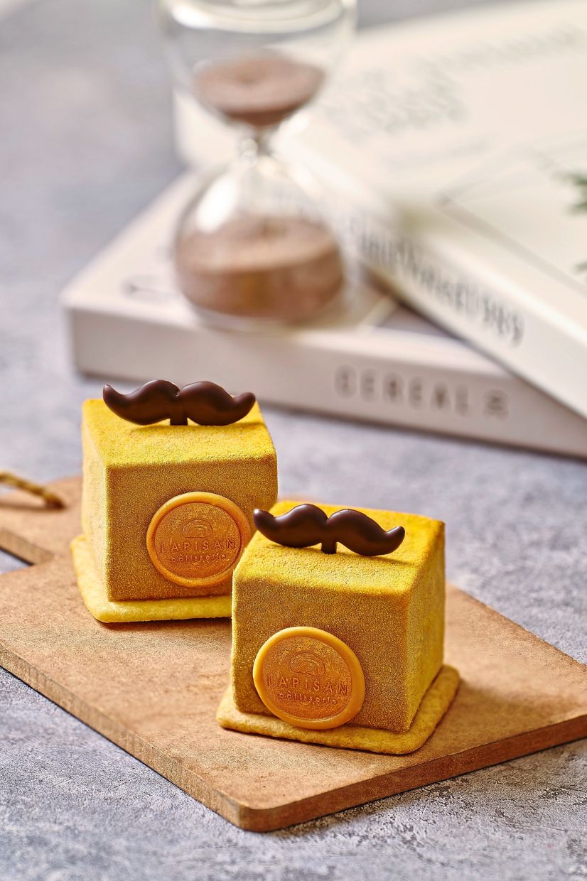 Earl Grey Cube is enveloped in a smooth, gold finish with a dapper moustache detail.