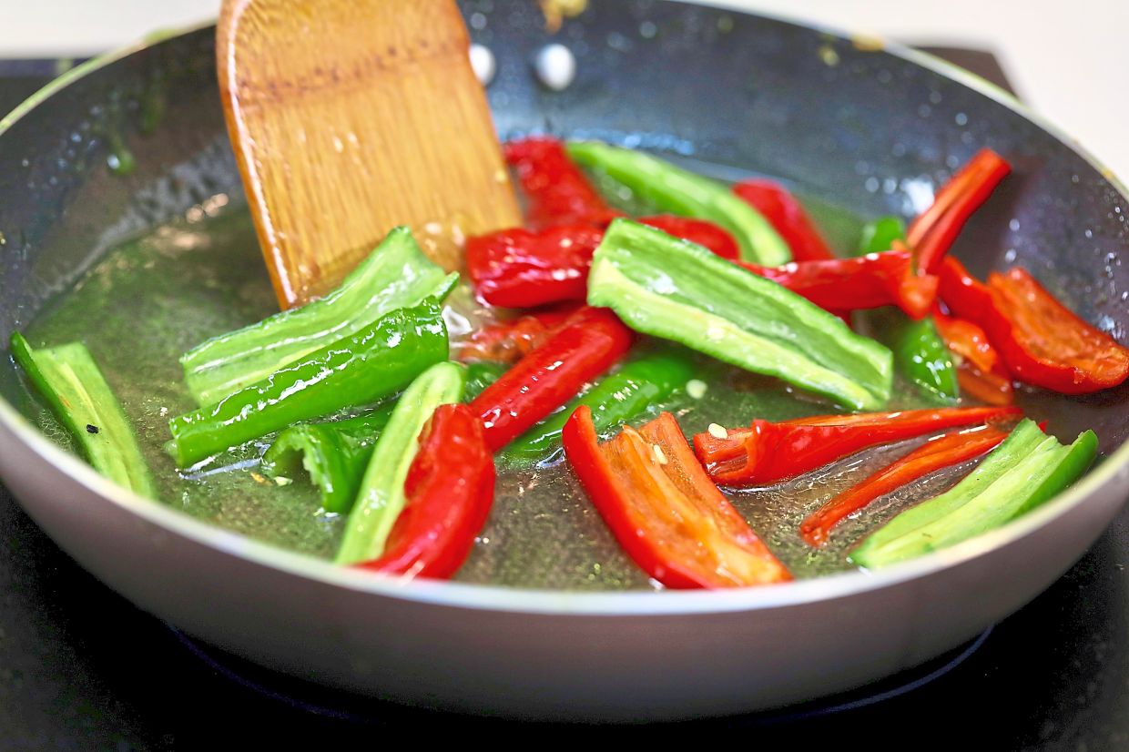 Cool down the oil a bit before adding the chillies, sugar, salt and vinegar to toss together until the sugar is dissolved.