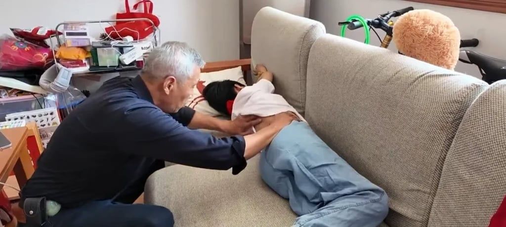 Zhu senior learned how to massage his grandson to ease his condition, and now massages him every day. - Photo: QQ.com