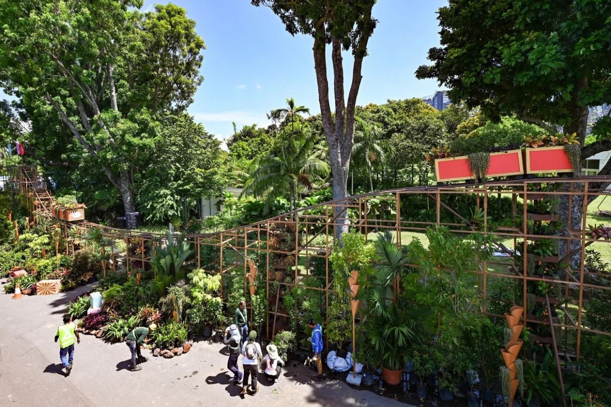 Floral Roller Coaster is about 50m long and 15m wide and is located at the entrance to give visitors to the festival a huge welcome. - Photo: ST