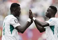 Soccer-Five-star Senegal keep World Cup hopes alive and send Iraq home