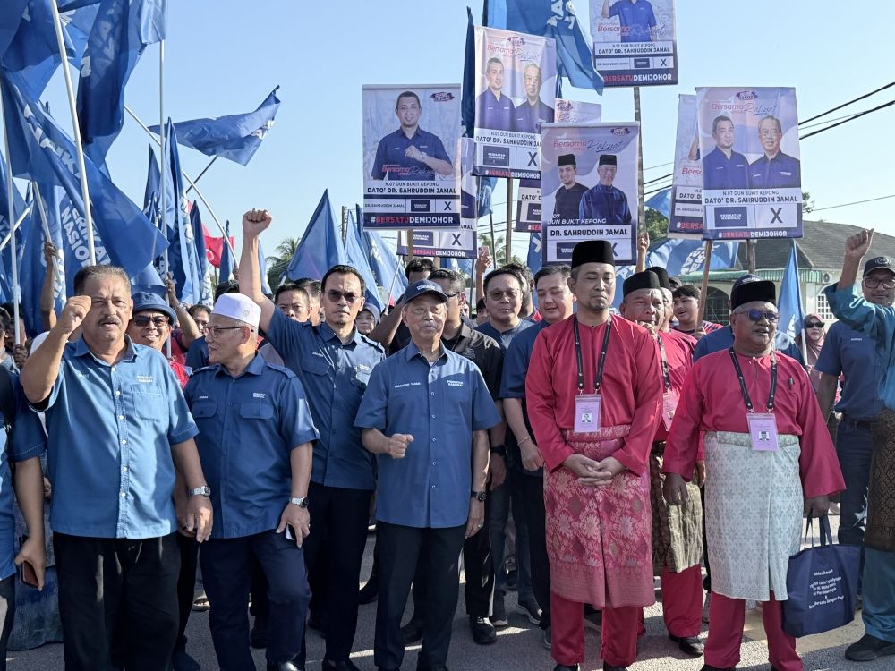 Ready to roll: Perikatan Nasional candidate for Bukit Kepong seat Datuk Dr Sahruddin Jamal (second from right) arriving at the nomination centre at Pagoh Sports Complex. Accompanying him is Bersatu president Tan Sri Muhyiddin Yassin (third from right). — LOW BOON TAT/The Star