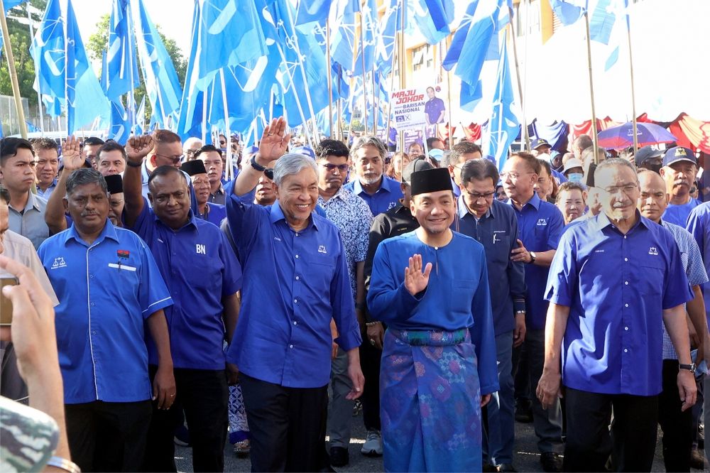 Strong support: Barisan Nasional candidate for Machap seat Datuk Onn Hafiz Ghazi (second from right), who is also caretaker Johor Mentri Besar, arriving at the nomination centre at Dewan Muafakat Simpang Renggam. Accompanying him are Barisan chairman Datuk Seri Dr Ahmad Zahid Hamidi (third from right) and Sembrong MP Datuk Seri Hishammuddin Hussein (right). — THOMAS YONG/The Star