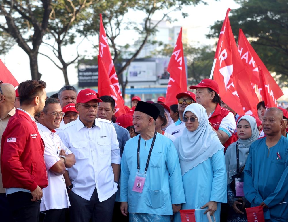 All set: Pakatan Harapan candidate for Puteri Wangsa seat Dr Maszlee Malik (centre) arriving at the nomination centre at SMK Bandar Dato’ Onn. Accompanying him are Selangor Mentri Besar Datuk Seri Amirudin Shari (second from left) and Pakatan secretary-general Datuk Seri Saifuddin Nasution Ismail (third from left). — CHAN TAK KONG/The Star
