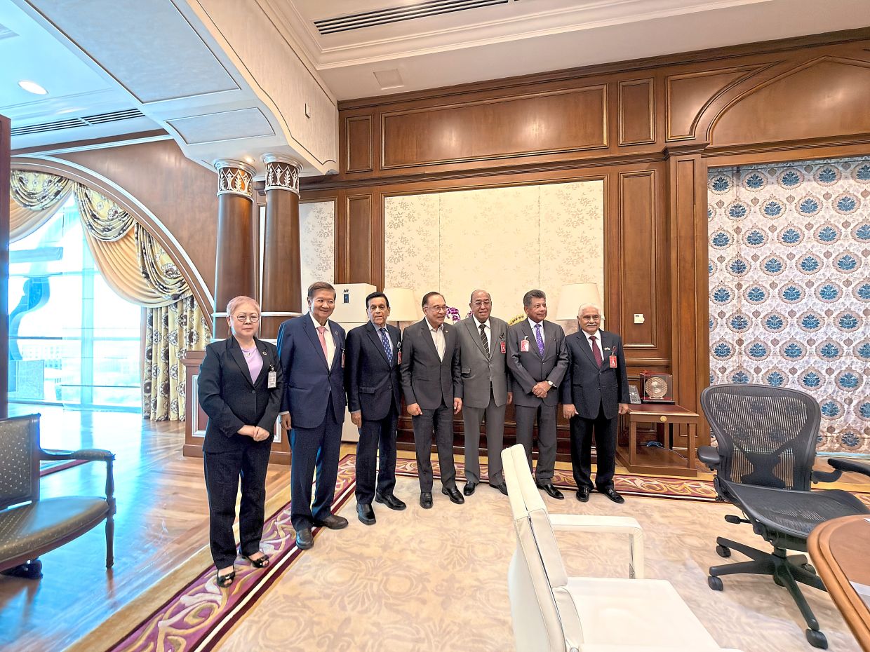 Special guest: Anwar (fourth from left) posing in a group photo with KSI’s board of directors and management team during their courtesy call on the Prime Minister at the Prime Minister’s Office in Putrajaya.