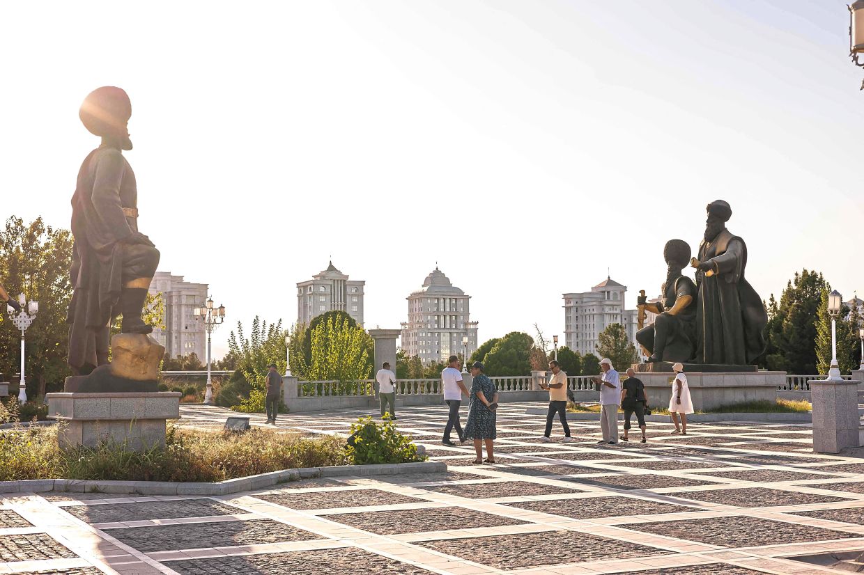 Tourists at the Independence Monument in the capital city.