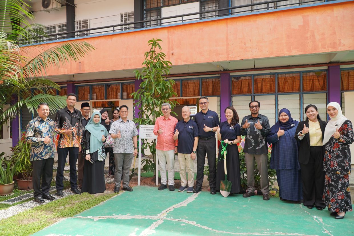 Mohammad Fahmi, together with representatives from LBSF and SK Sungei Way, posing for a group photo during the official ceremony, marking the launch of a collaborative initiative to promote a safer and more inclusive learning environment.