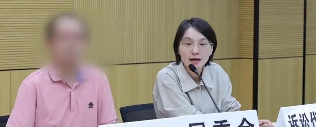 During the hearing, Xu, left, who has lived with a mental disability, stated that he has never married, has no children, and has no surviving relatives, yet holds deep affection for Ren’s family and has “always trusted them.” - Photo: QQ.com