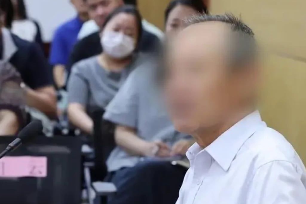 Ren is pictured at the hearing, which has garnered significant public and media attention; the courtroom was filled to capacity with reporters and members of the public. - Photo: QQ.com