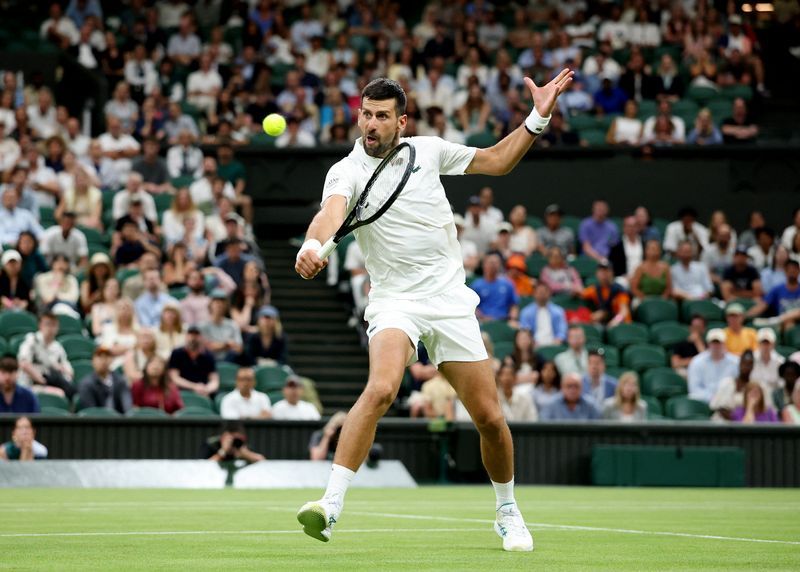 Tennis: Djokovic trifft auf seinen alten Rivalen Tsitsipas ...