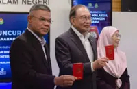 Anwar unveils new Malaysian passport with 94 security features