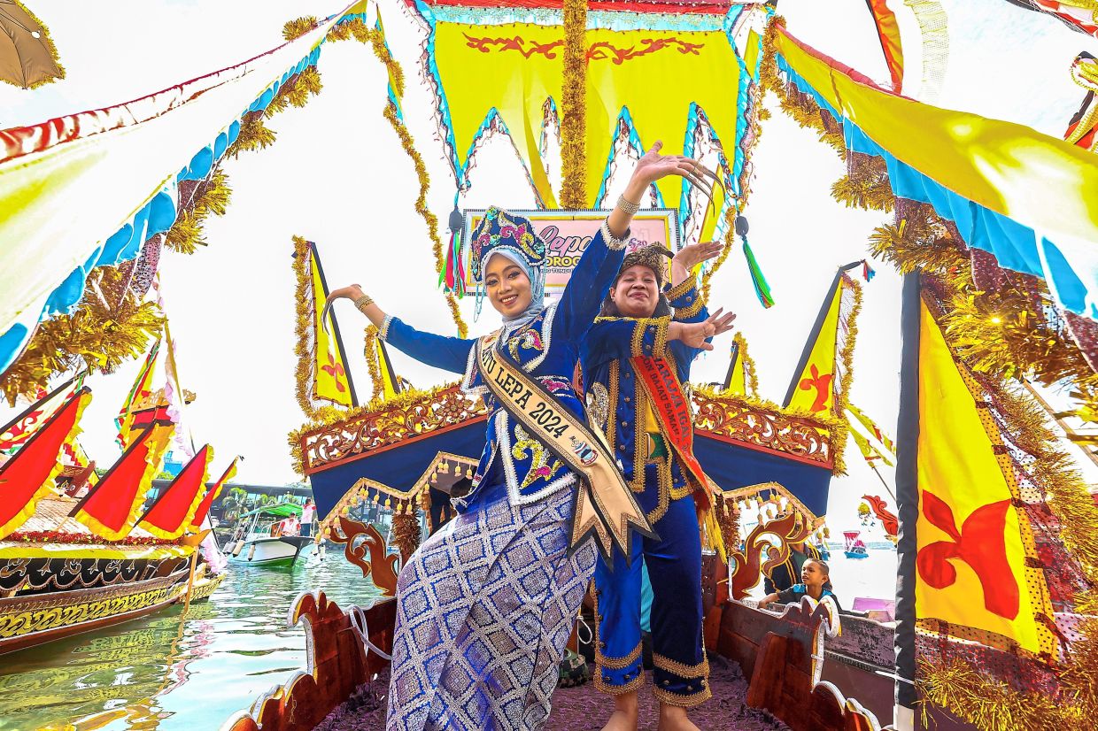 A performance of the traditional igal-igal dance on board a ‘lepa’ during the regatta in Semporna.