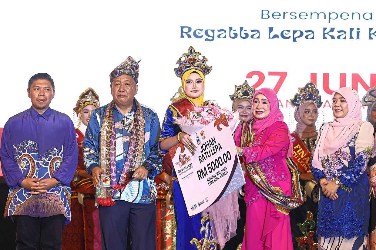 Ratu Lepa 2026 Safiqah Abdul Jahik with her prize, flanked by Jafry (to her right) and Jafry’s wife Datin Halida Bahad.