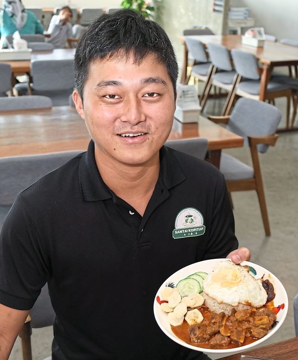 Darren presenting his cafe’s dishes.
