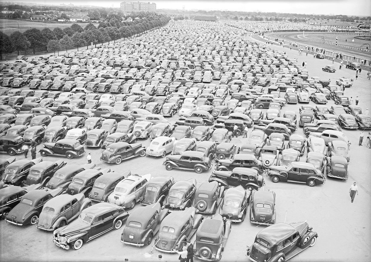 Thousands of cars lining up at the parking lot of the Aqueduct Racetrack on Sept 3, 1945.