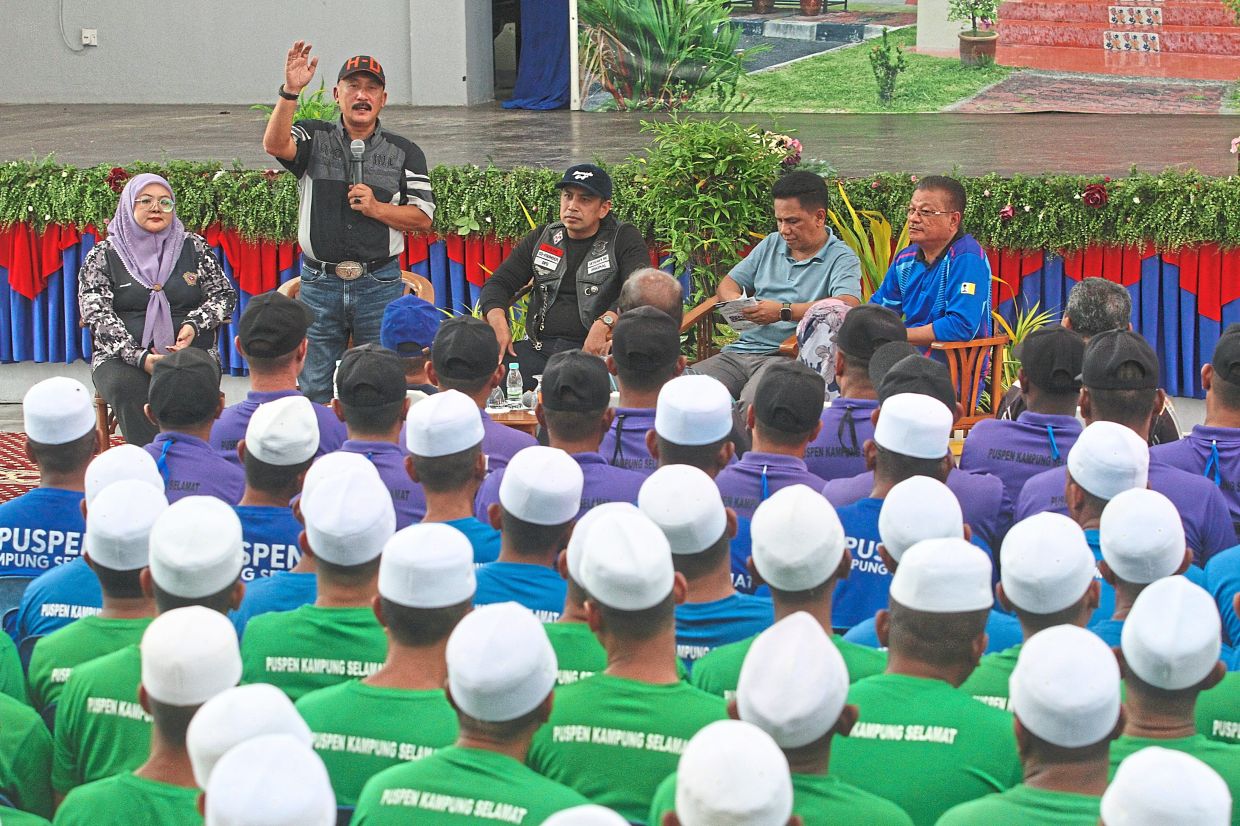 Facing the residents, from left: Roswati, Ruslin, Mohd Efendi, Mohd Rafidi and Wan Hilmi in a session with Puspen Kg Selamat residents.