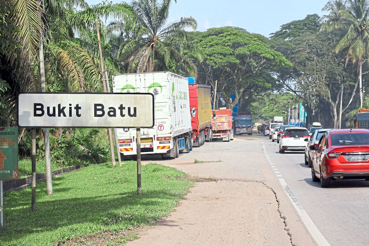 Many vehicles exit the North-South Highway at Bukit Batu to use Jalan Kulai-Kota Tinggi and avoid toll charges.