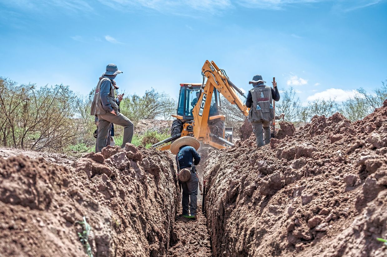 An excavator digging at a search site in Juan Jose Rios. — Fred Ramos/The New York Times