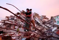 Young survivors of Venezuela quakes run shelters as search drags on