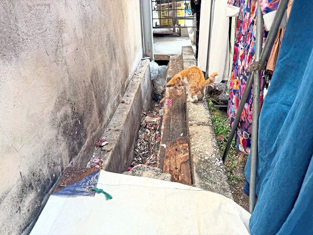 Poor drainage along at Pasar Gunung Rapat is causing water stagnation.