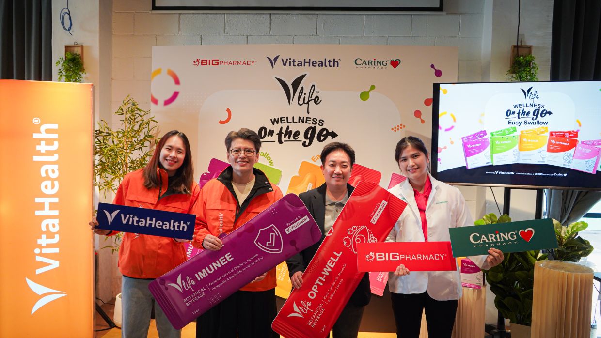 (From left) Pearly Tan (VitaHealth ambassador) and Dr. KS Beh (CEO of Vita Life Sciences, Malaysia & Singapore), Tay Li Yen (Business Unit Director – Health & Rehab, BIG CARING Group) and Shally Gan (Pharmacist, BIG CARING Group) officiate the launch of VLife.