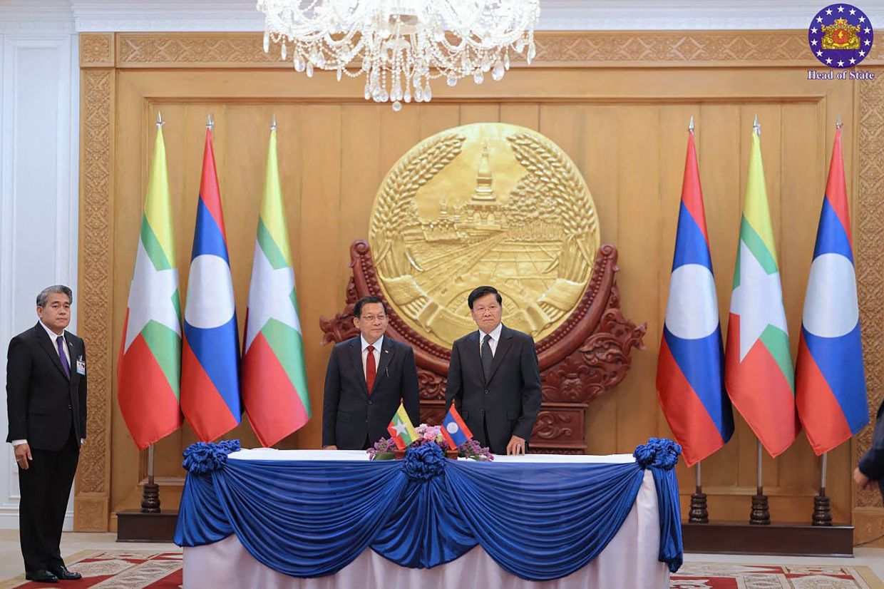 Myanmar's President Min Aung Hlaing (left) and Lao President Thongloun Sisoulith attended a memorandum of understanding (MoU) signing ceremony at the Presidential Palace in Vientiane. - Photo by Myanmar's Presidential Press and Information Bureau / AFP