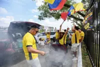 Soccer-Fans keep up World Cup spirit in extreme Philly heat