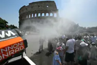 Tourists soldier on in Rome despite the blistering heat