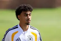 Soccer-Bayern Munich sign defender Nathaniel Brown from Frankfurt