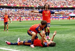 Soccer-Spain sweep aside Austria 3-0 to reach World Cup last 16