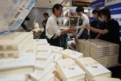 New Haruki Murakami novel 'The tale of KAHO', goes on sale in Japan, his first with female protagonist