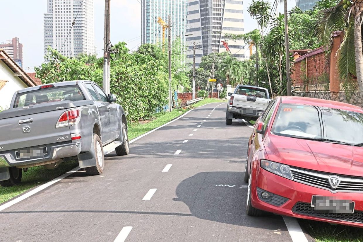 Kim Teng Park folk complain of indiscriminate parking by those commuting to Singapore for work. — Filepic