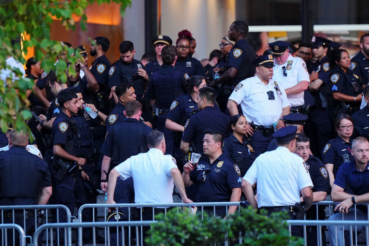 New York City Police Department officers stand outside Madison Square Garden. Photo: Reuters