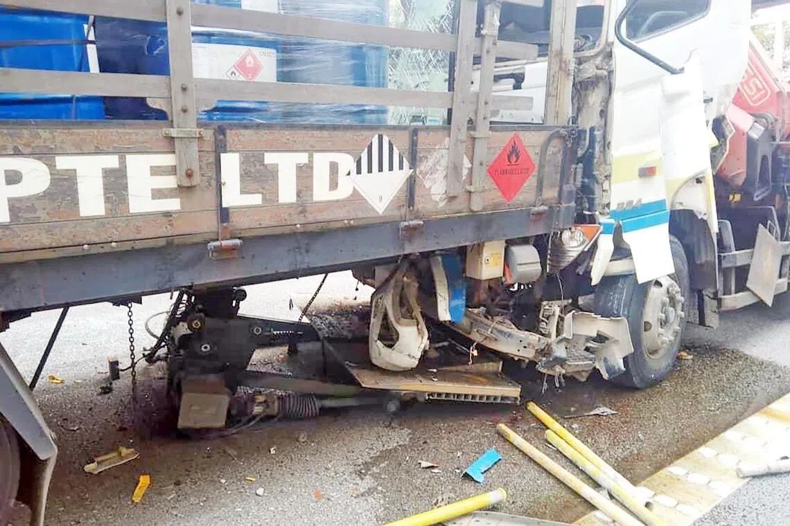 The accident caused traffic congestion stretching as far as Jurong Pier Road, and lasted until noon. - Photo: SHIN MIN DAILY NEWS