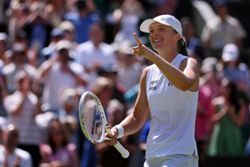 Tennis-Swiatek up for Eala test as champion's mindset fuels Zverev