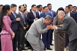 Cambodian king returns from China after cancer treatment