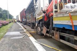 Lorry driver trapped after multi-vehicle accident on Singapore's AYE; four taken to hospital