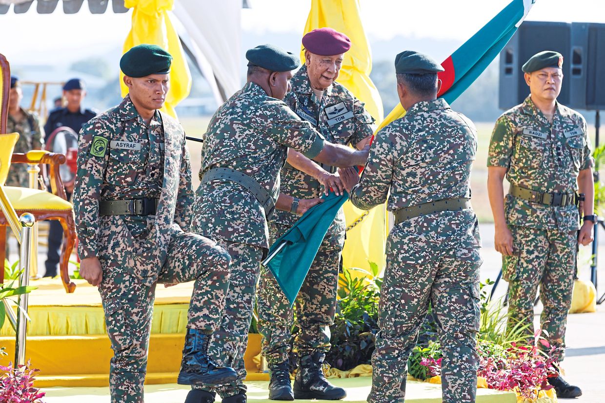 His Royal Highness sending off the Sixth Battalion of the Royal Malay Regiment (6 RAMD) as they embark on the Sektor Sandakan Siri 1/2026 operation in February.