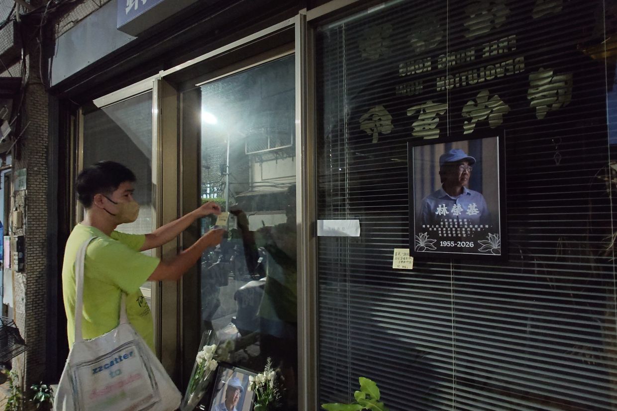A tribute to former Hong Kong bookseller Lam is posted at Taiwan Causeway Bay Bookstore in Taipei, after his death was announced Thursday. Photo: AP