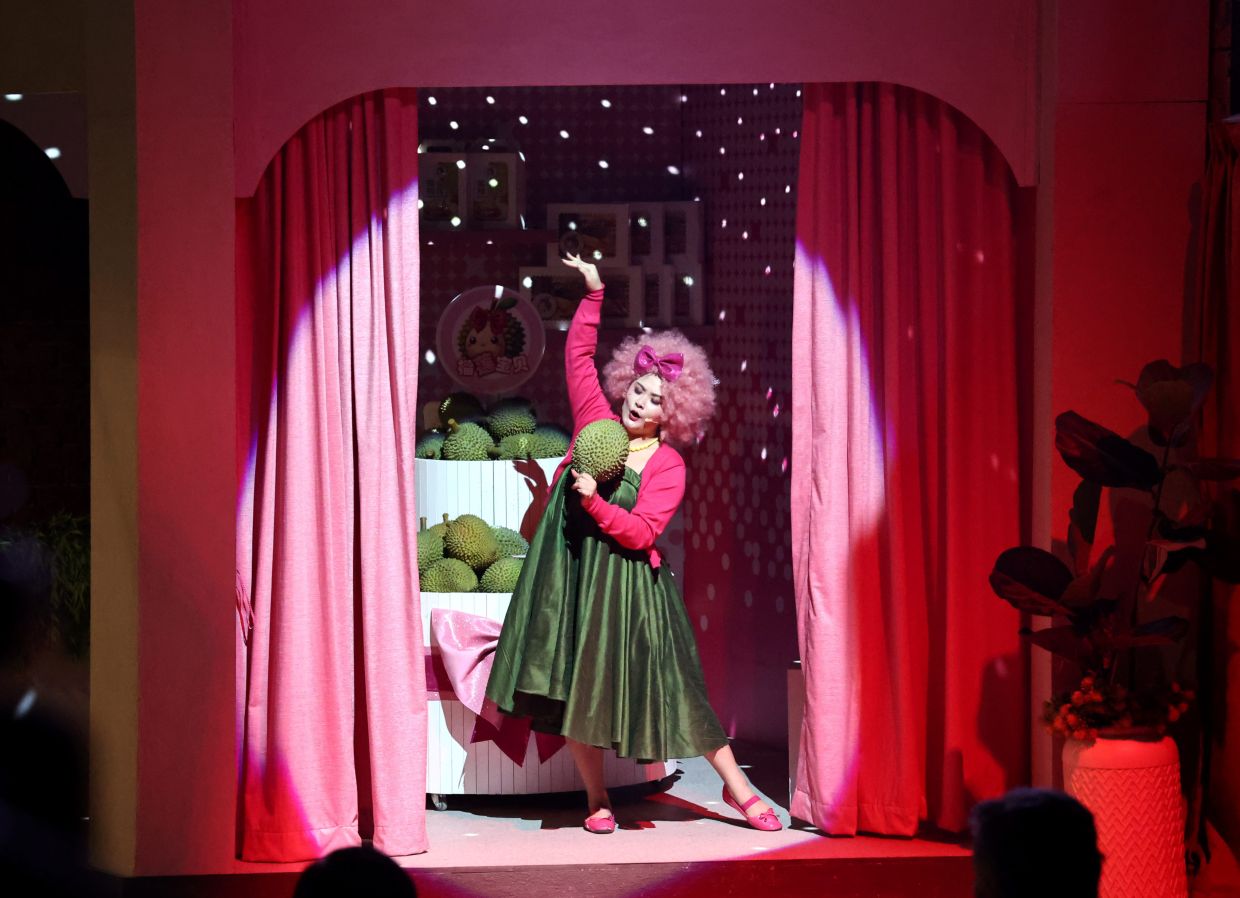 The centre also features a theatre staging four daily performances, presenting an original production about two rival durian traders whose competition ultimately gives way to friendship. Photo: The Star/Art Chen 