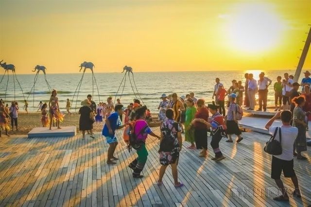 Visitors enjoy the sunset at Sunset Sanato Beach in Phu Quoc. - Photo: VNA/VNS