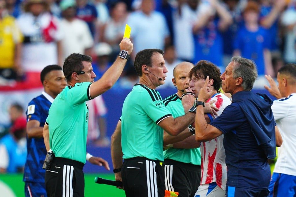 Referee Ilgiz Tantashev of Uzbekistan also attracted the attention of Chinese fans. - Photo: AP